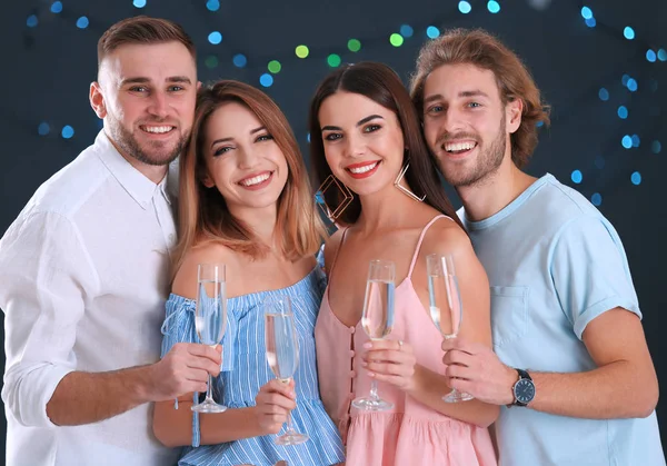 Retrato Amigos Felizes Com Champanhe Óculos Fundo Embaçado — Fotografia de Stock