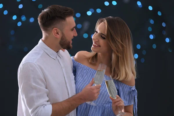 Couple Heureux Avec Champagne Dans Des Verres Sur Fond Flou — Photo