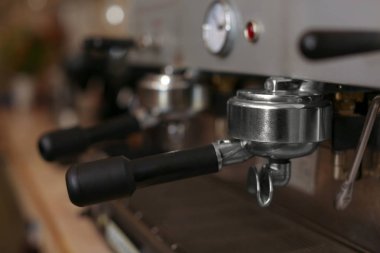 Portafilter, closeup ile modern elektrikli kahve makinesi