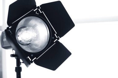 Profesyonel fotoğraf stüdyosu ekipman açık renkli. Metin için yer