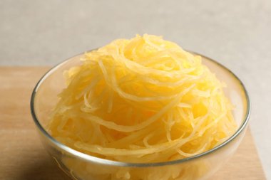 Ahşap tahta üzerinde pişmiş spagetti squash ile kase