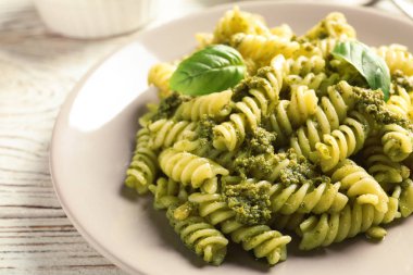 Lezzetli fesleğen pesto makarna tablo ile plaka