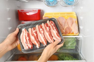 Ham pastırma buzdolabından, portre çekici kadın