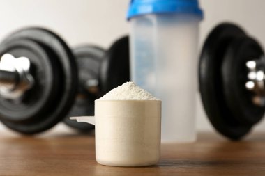 Protein kepçe görünümünü sallamak toz masanın üstünde, portre