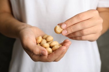 Organik Macadamia fıstığı, closeup tutan kadın kabuklu