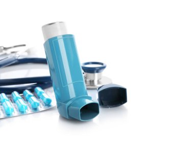 Beyaz arka plan üzerinde astım inhaler ile kompozisyon