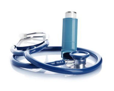 Astım inhaler ve beyaz arka plan üzerinde stetoskop