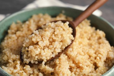 Pişmiş quinoa kase ve tahta kaşık, portre