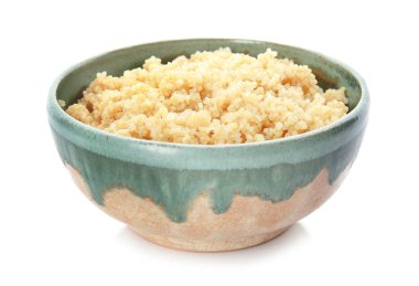 Beyaz izole kase pişmiş lezzetli quinoa