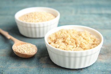 Masada küçük kase pişmiş quinoa ile kompozisyon