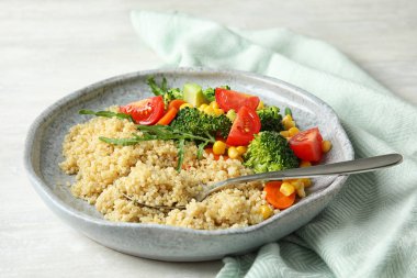 Quinoa ve tablo farklı sebze ile plaka
