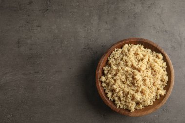 Tablo, üstten görünüm ahşap kase lezzetli quinoa pişmiş. Metin için yer