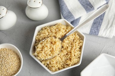Tablo, üstten görünüm üzerinde beyaz seramik kase pişmiş quinoa ile kompozisyon