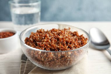 Kase pişmiş kırmızı quinoa görünümünü masada