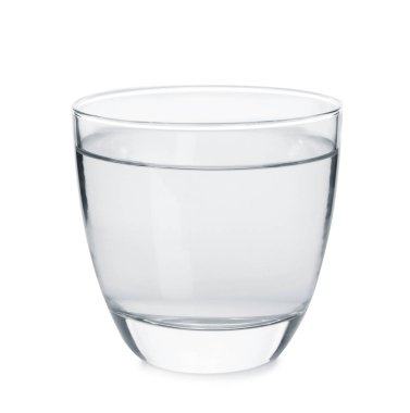 Beyaz zemin üzerinde taze su olan cam.