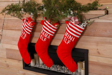Noel çorap dekoratif şömine yakın ahşap duvar asılı. Festival iç