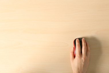 Bilgisayar fare ahşap arka planda, üstten görünüm kullanan kadın. Metin için yer