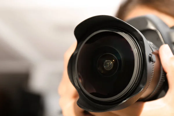 Female Photographer Professional Camera Blurred Background Closeup — Stock Photo, Image