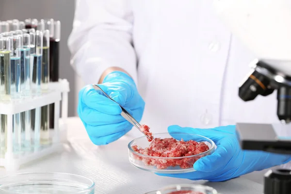 Cientista Segurando Placa Petri Com Recheio Carne Sobre Mesa Laboratório — Fotografia de Stock