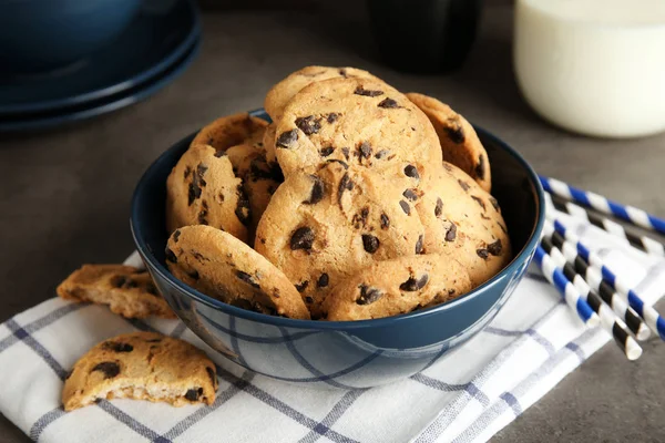 Tazón Con Sabrosas Galletas Chispas Chocolate Mesa — Foto de Stock