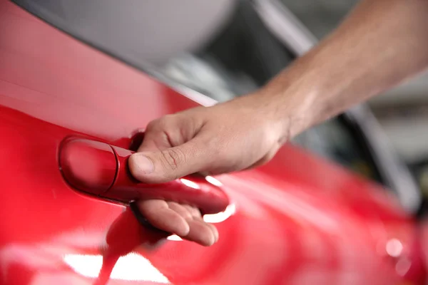 Man Openen Deur Van Nieuwe Auto Close — Stockfoto