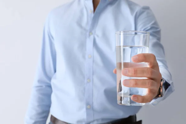 Mann Mit Glas Reinen Wassers Auf Weißem Hintergrund Nahaufnahme — Stockfoto
