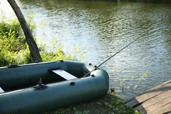 Bateau Gonflable Avec Canne Pêche Près Une Jetée Bois Bord — Photo