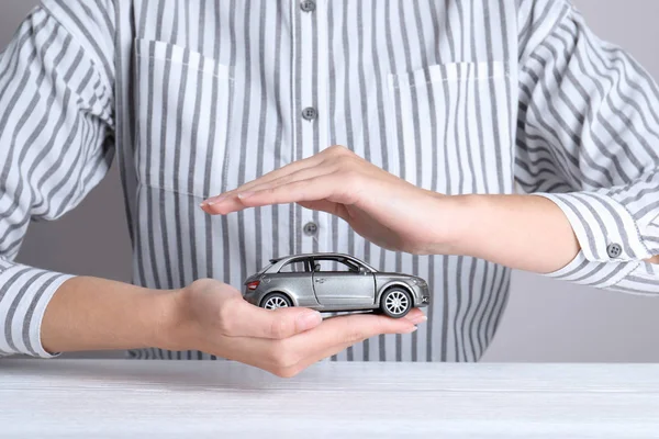 Agente Seguros Cobrindo Carro Brinquedo Mesa Close — Fotografia de Stock