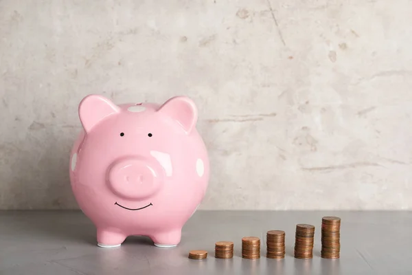 Piggy Bank Diferentes Pilhas Moedas Altura Fundo Cor Espaço Para — Fotografia de Stock