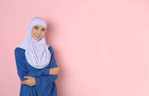 色背景にヒジャーブの若いイスラム教徒の女性の肖像画 テキストのためのスペース — ストック写真