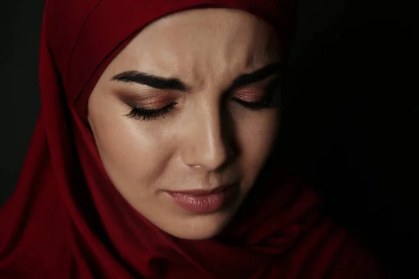 在黑暗的背景在头巾的哀伤的穆斯林妇女的画像 — 图库照片