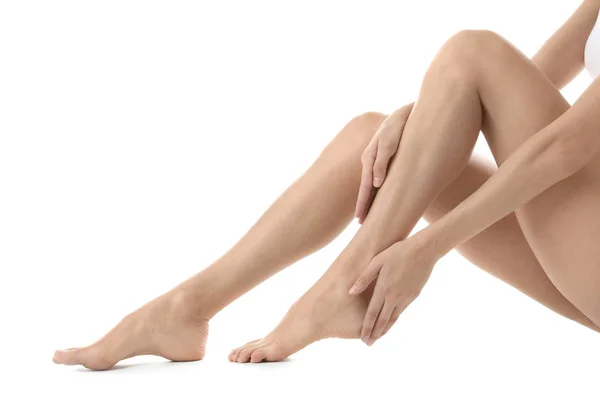白い背景に クローズ アップの美しい長い脚を持つ若い女性 — ストック写真