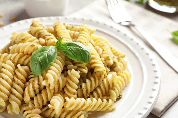 Plaat Met Heerlijke Basilicum Pesto Pasta Tafel Close — Stockfoto