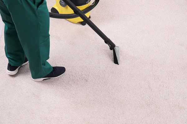Mann Reinigt Teppich Mit Staubsauger Nahaufnahme Raum Für Text — Stockfoto