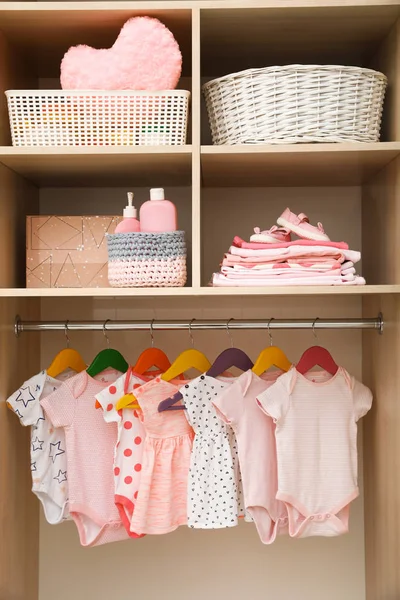 衣柜可爱的婴儿衣服和家居用品 — 图库照片