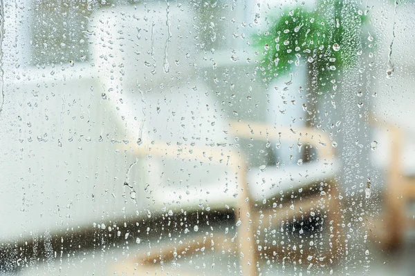 Vista Borrosa Habitación Través Vidrio Con Gotas Agua Primer Plano — Foto de Stock