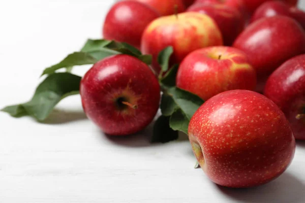 Maçãs Vermelhas Maduras Suculentas Mesa Fruta Biológica — Fotografia de Stock