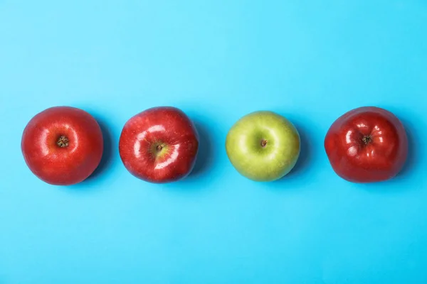 Fila Manzanas Rojas Con Una Verde Sobre Fondo Color Vista —  Fotos de Stock