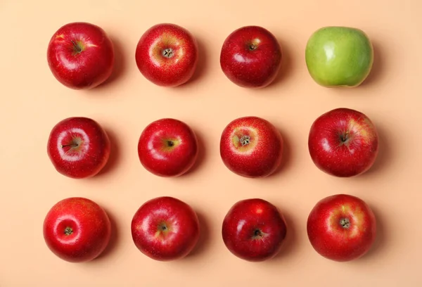 Manzana Verde Entre Los Rojos Sobre Fondo Color Vista Superior — Foto de Stock