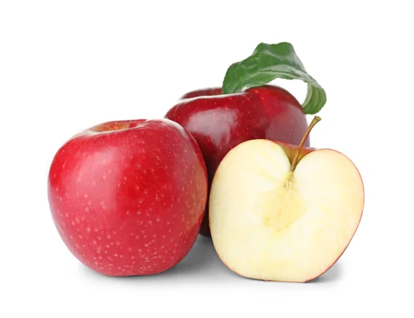 Geschnittene Und Ganze Saftige Äpfel Auf Weißem Hintergrund — Stockfoto