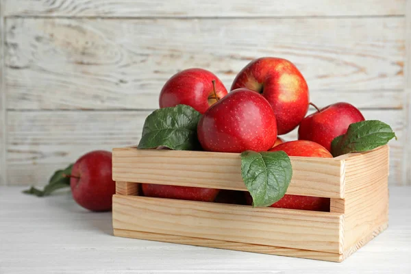 Manzanas Rojas Jugosas Caja Madera Mesa — Foto de Stock