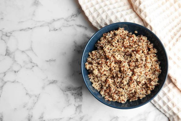 Cozido Deliciosa Quinoa Tigela Mesa Vista Superior Espaço Para Texto — Fotografia de Stock