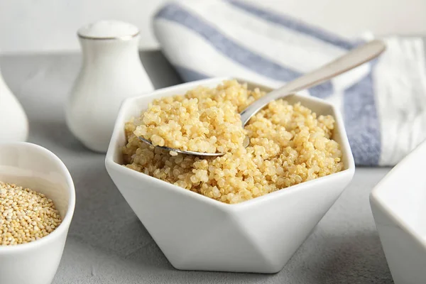 Masada Beyaz Seramik Kase Pişmiş Quinoa Ile Kompozisyon — Stok fotoğraf