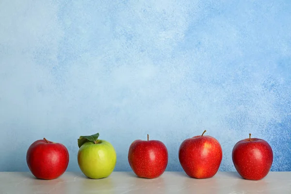 Fila Mele Rosse Con Quella Verde Sul Tavolo Sii Diverso — Foto Stock