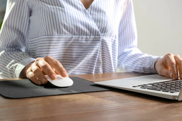 Frau Mit Computermaus Und Laptop Tisch Nahaufnahme — Stockfoto