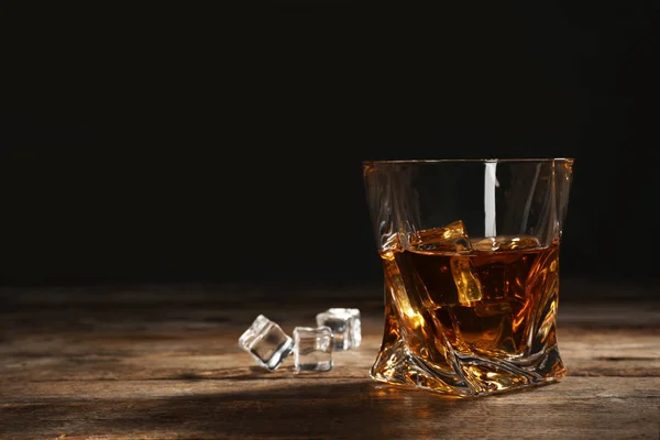 Whisky Doré Verre Avec Glaçons Sur Table Espace Pour Texte — Photo