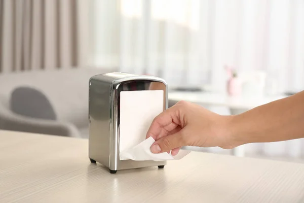 Mulher Tomando Tecido Papel Suporte Guardanapo Mesa — Fotografia de Stock