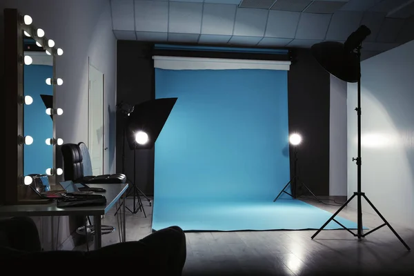 Profesyonel Işıklandırma Ekipmanlarıyla Modern Fotoğraf Stüdyosu Içi — Stok fotoğraf