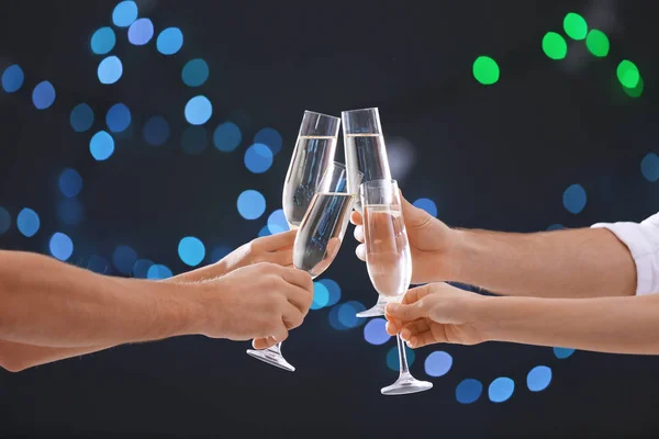 Amici bicchieri di clinking con champagne su sfondo sfocato, primo piano — Foto Stock