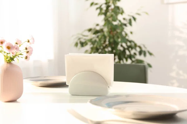 Ceramiczne serwetniki z papieru serwetki na stół w pomieszczeniu — Zdjęcie stockowe